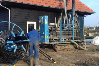 Grondboormachine voor het aanleggen van een aardwarmte-installatie